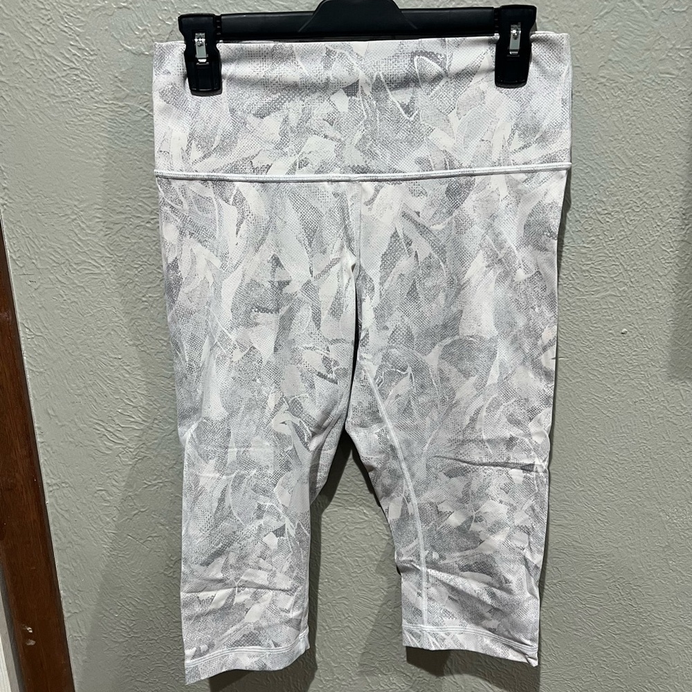 Lululemon Athletica Train Times Cropped Fit Size 10 Like New Jasmine White Multi